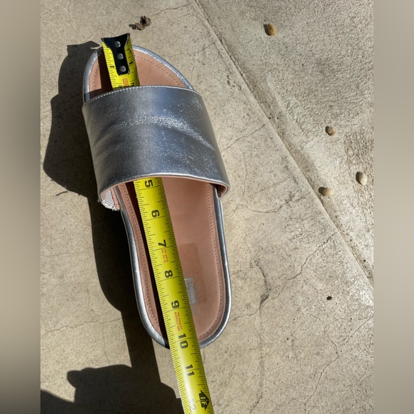 Fit Flop Silver Slide Sandals -size 8 - Picture 9 of 9